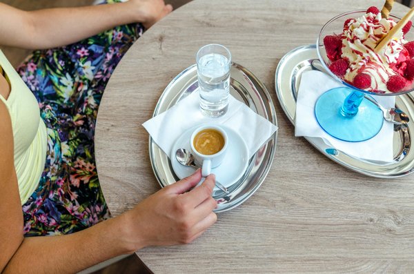 How Can You Style Vintage Clothing to Reflect Current UK Trends?