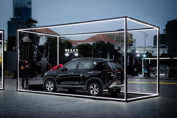 What Are the Latest Trends Influencing Women's Fashion Choices?